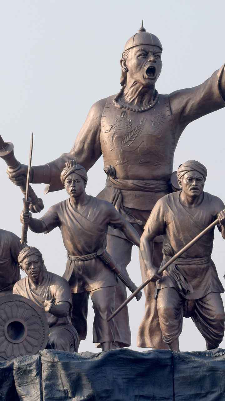 Historical warrior statue with group depiction