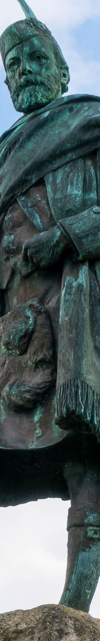 Historic statue of Scottish warrior in town square