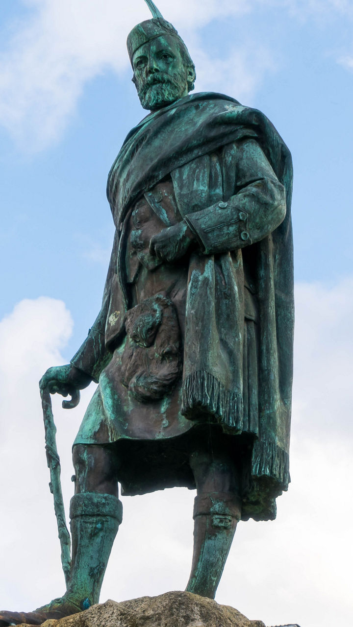 Historic statue of Scottish warrior in town square