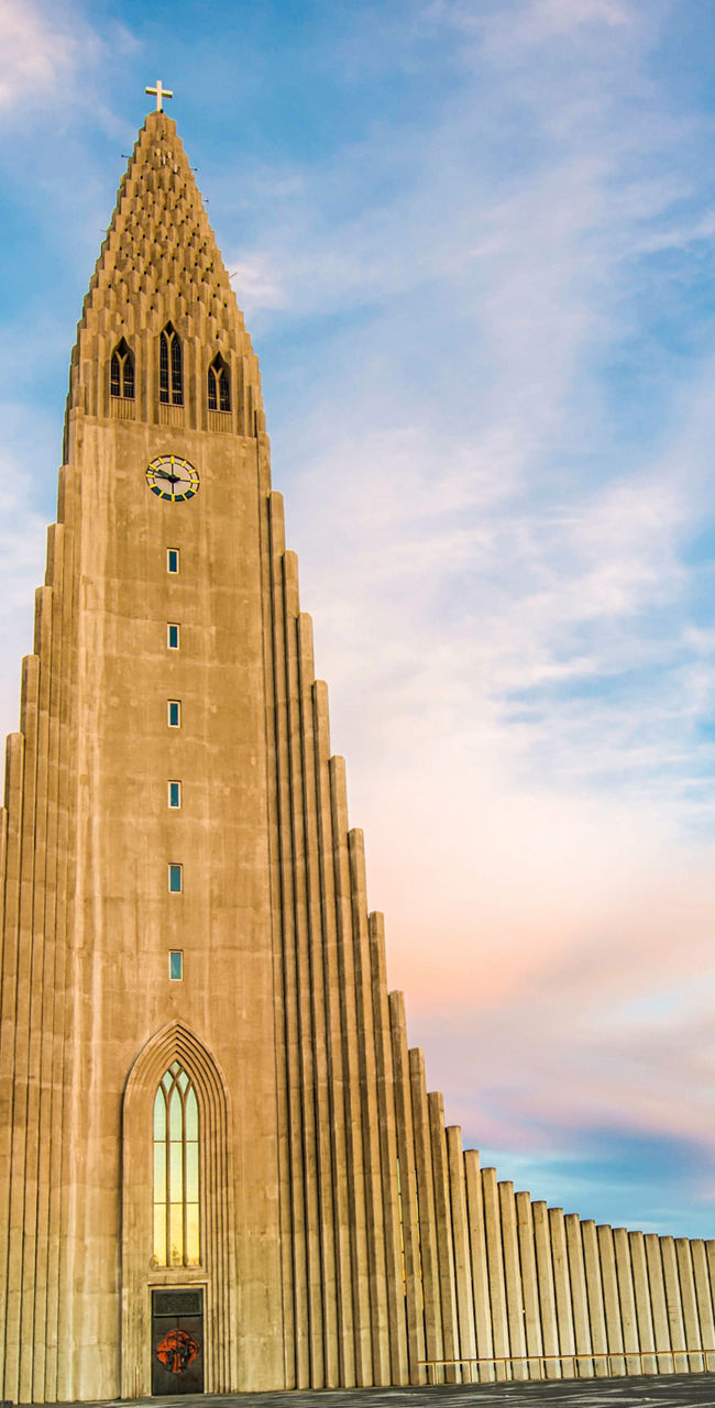 Hallgrímskirkja Church with Leif Erikson Statue
