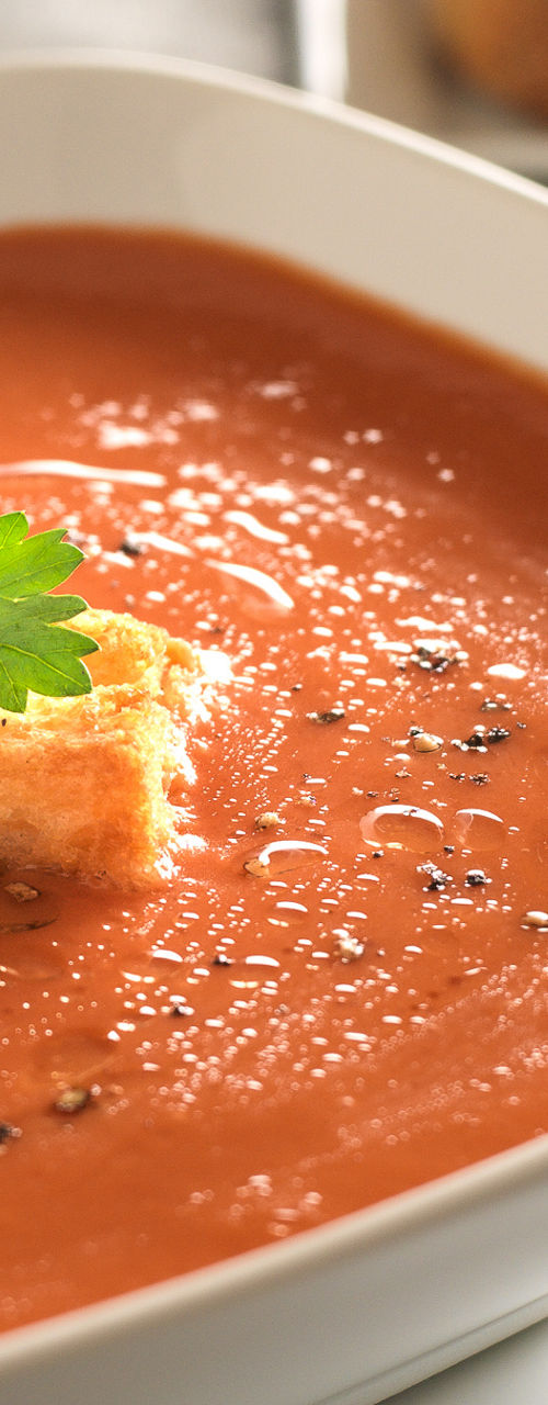 Tomato soup with croutons and bread slices