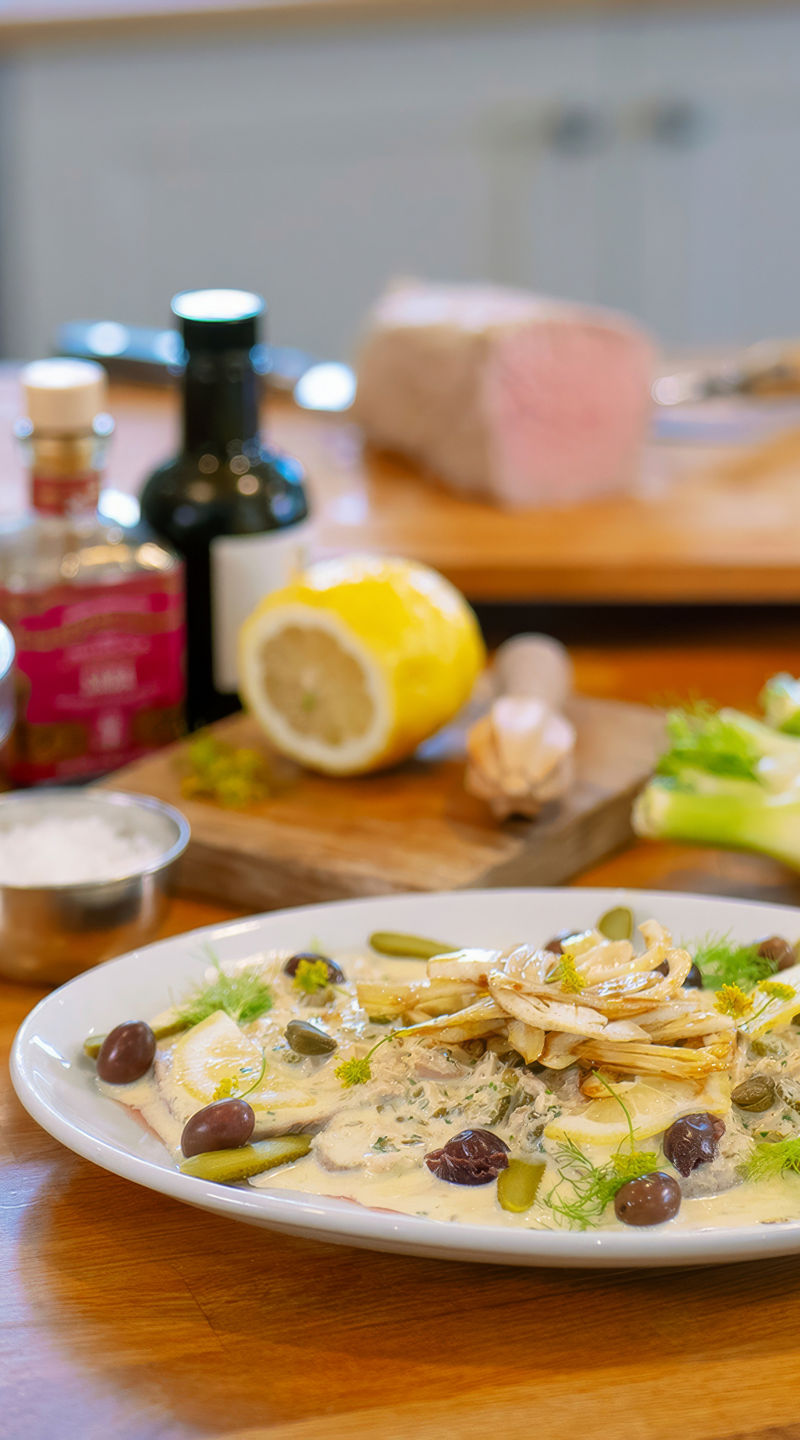 Fresh salad with endives and toppings