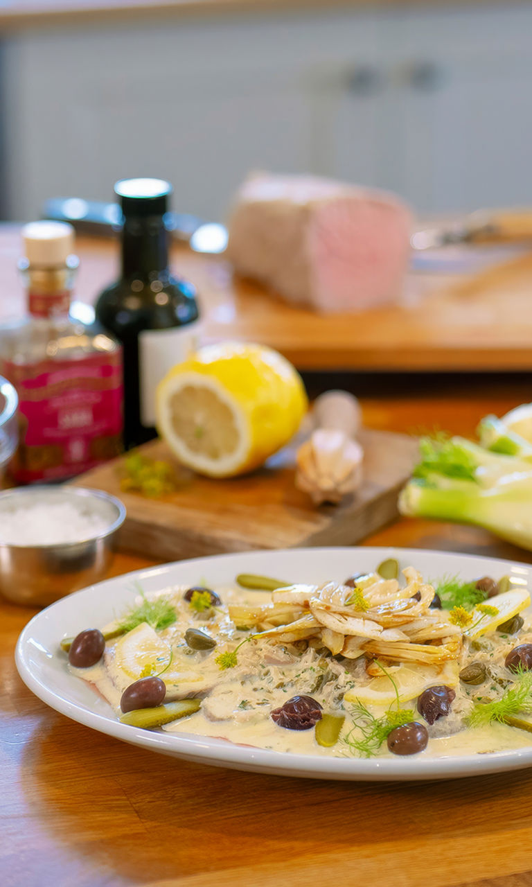 Fresh salad with endives and toppings