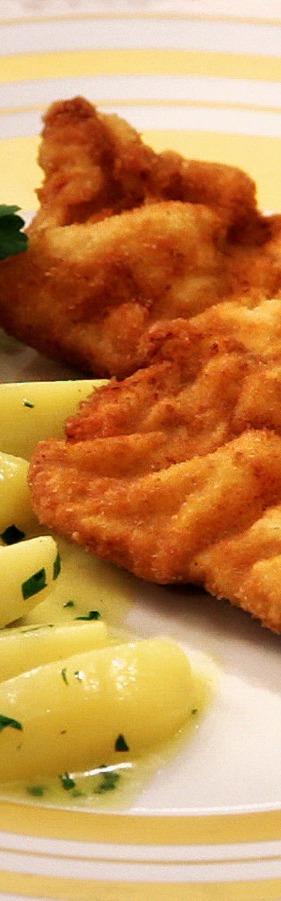 Crispy schnitzel with potatoes and lemon