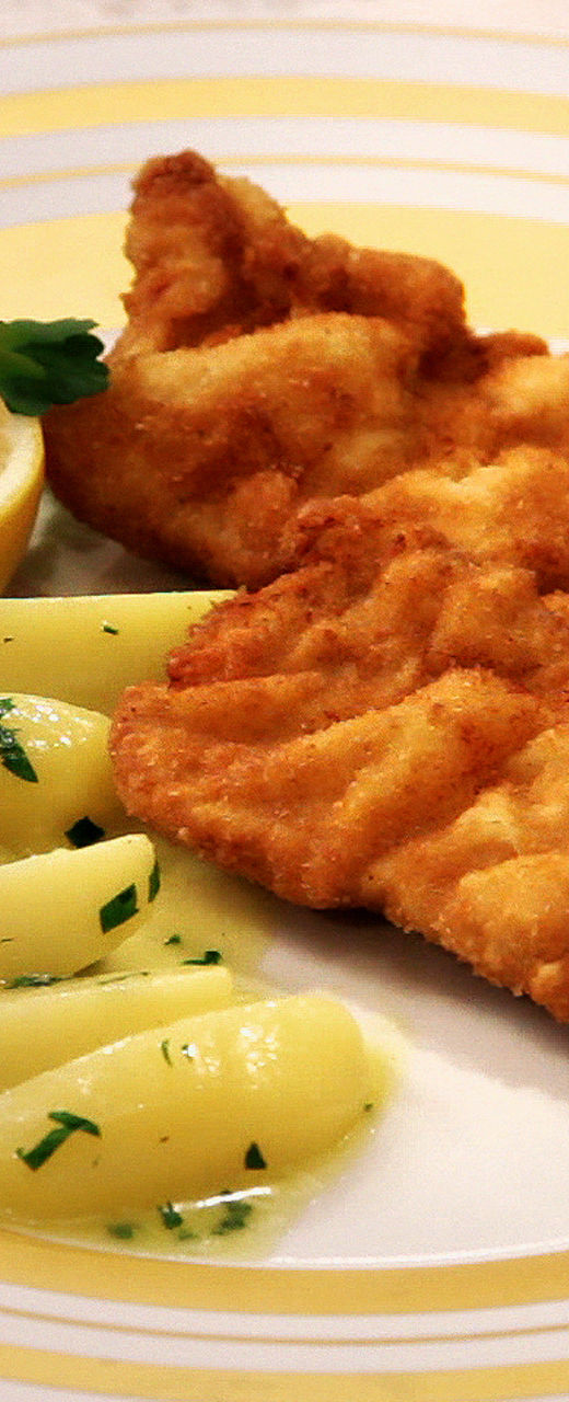 Crispy schnitzel with potatoes and lemon