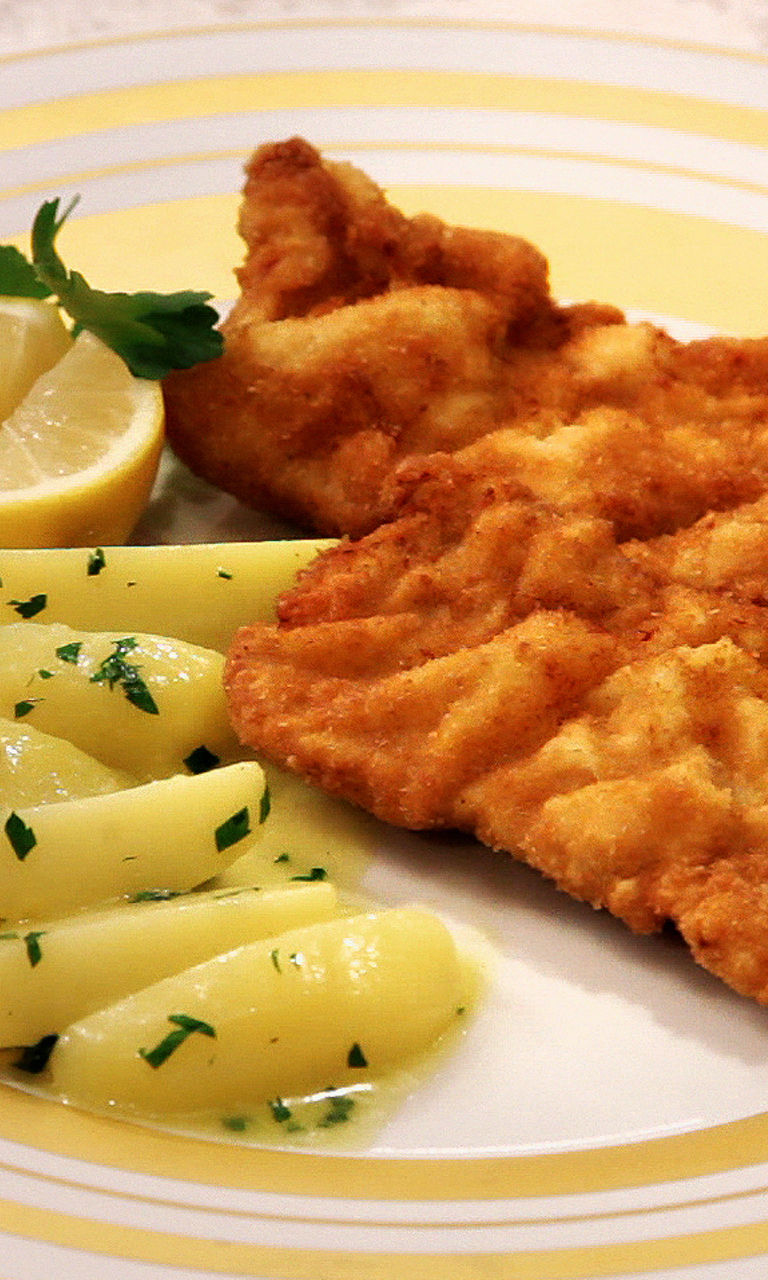 Crispy schnitzel with potatoes and lemon