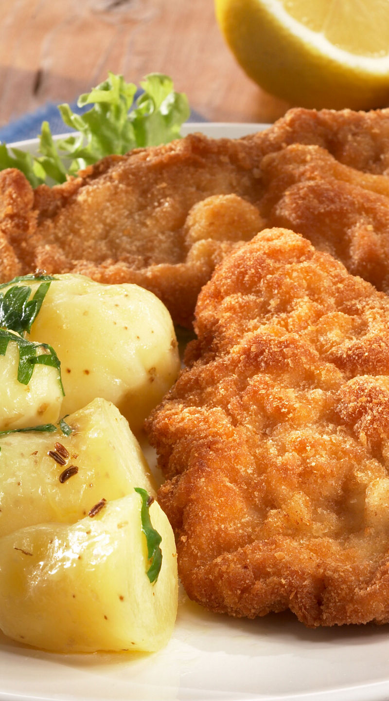 Crispy breaded schnitzel with potatoes